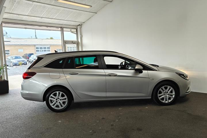 Sølv Opel Astra fra 2019