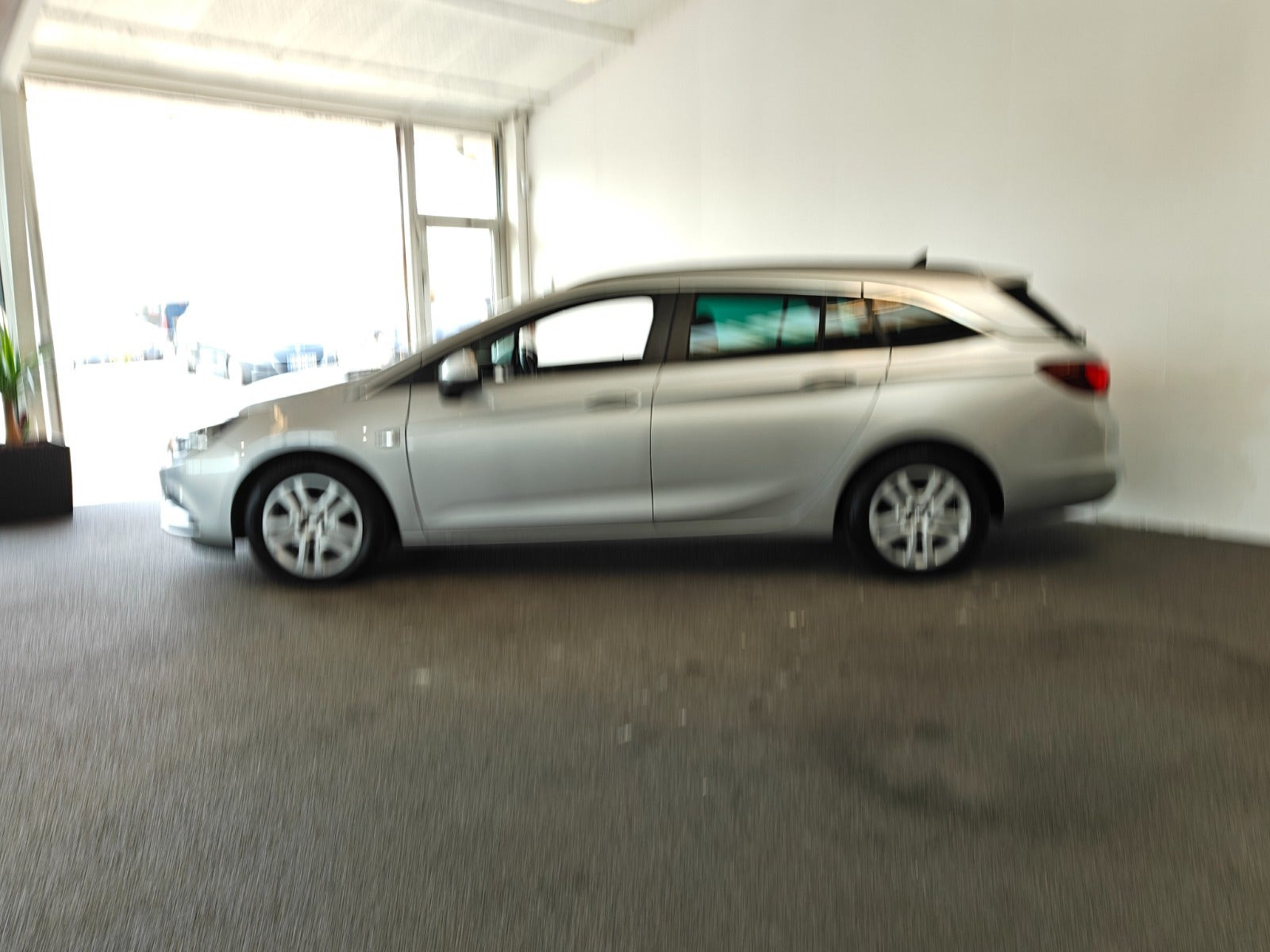 Sølv Opel Astra fra 2019