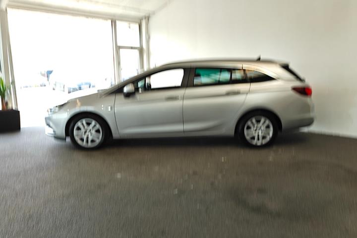 Sølv Opel Astra fra 2019