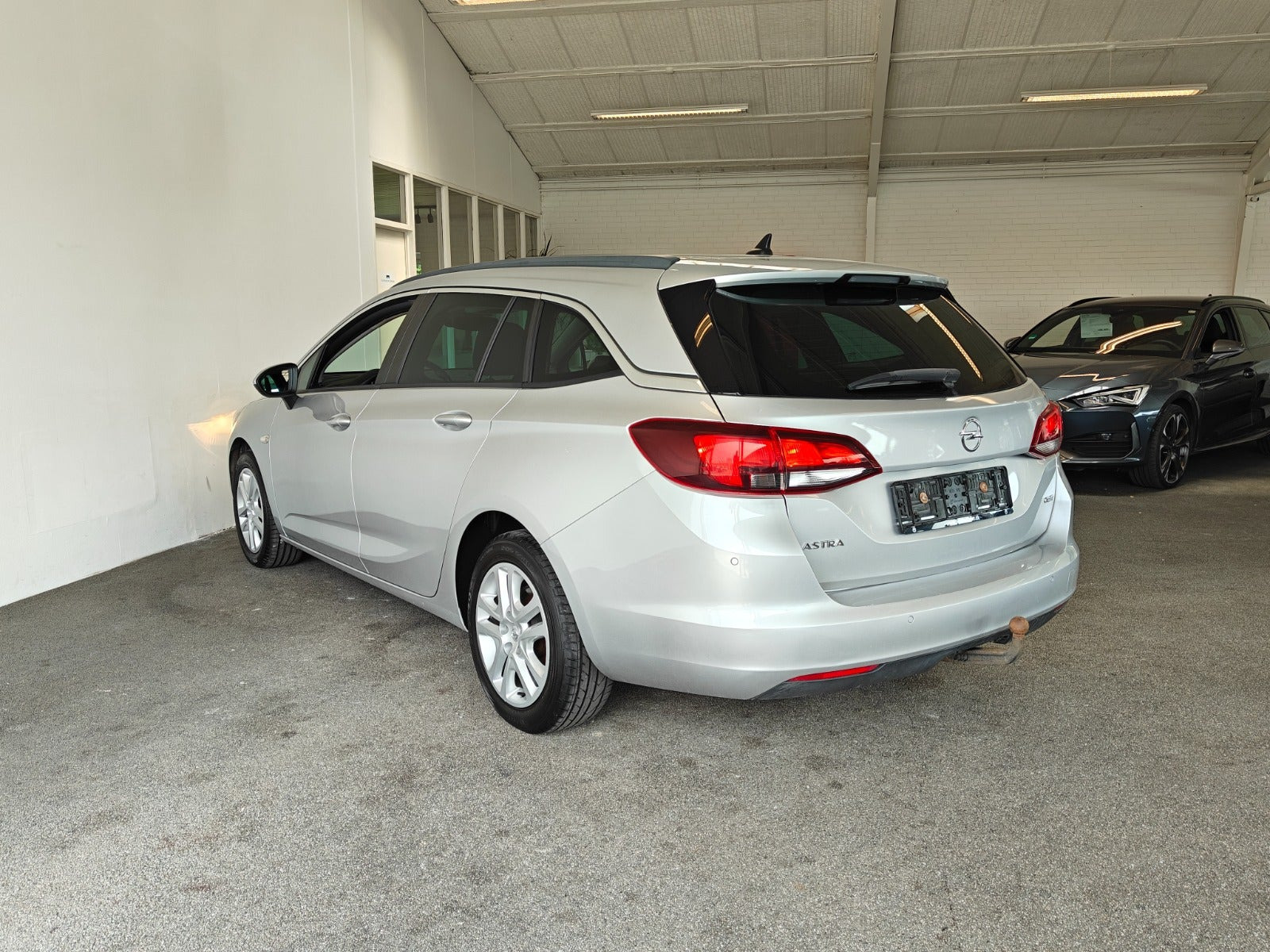 Sølv Opel Astra fra 2019