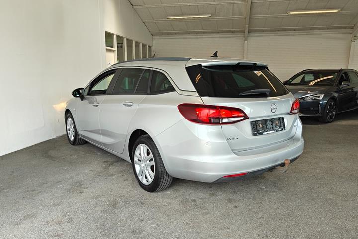Sølv Opel Astra fra 2019