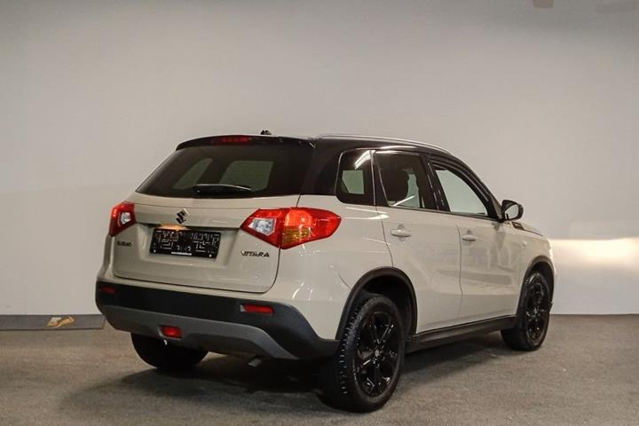 Grå Suzuki Vitara fra 2017