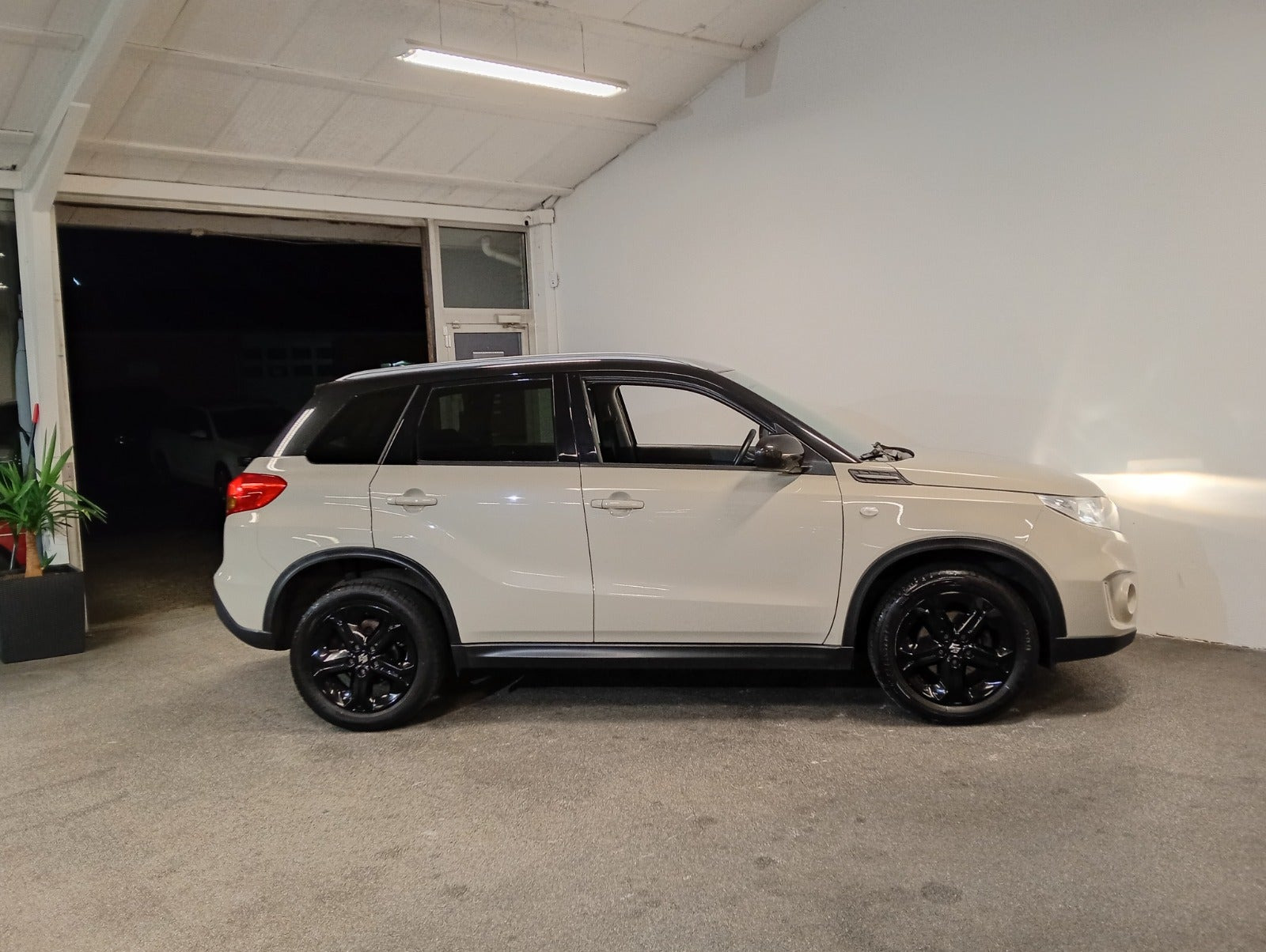 Grå Suzuki Vitara fra 2017