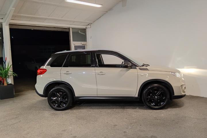 Grå Suzuki Vitara fra 2017