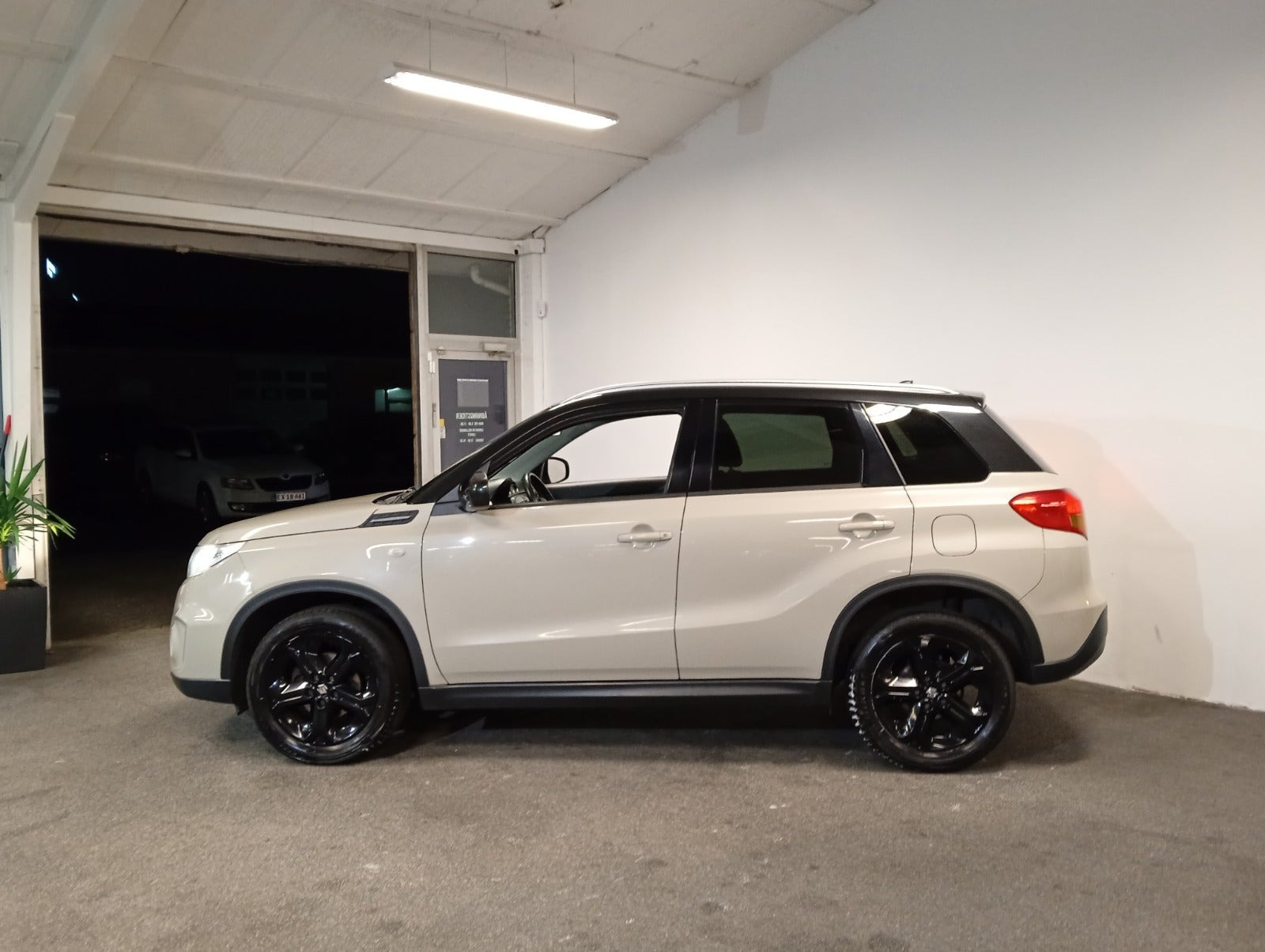 Grå Suzuki Vitara fra 2017
