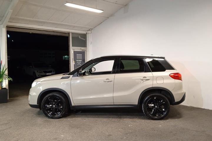 Grå Suzuki Vitara fra 2017