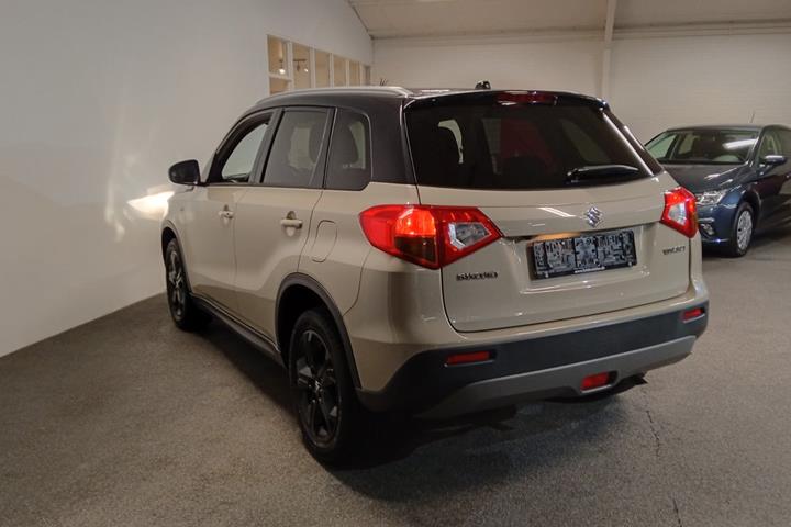 Grå Suzuki Vitara fra 2017