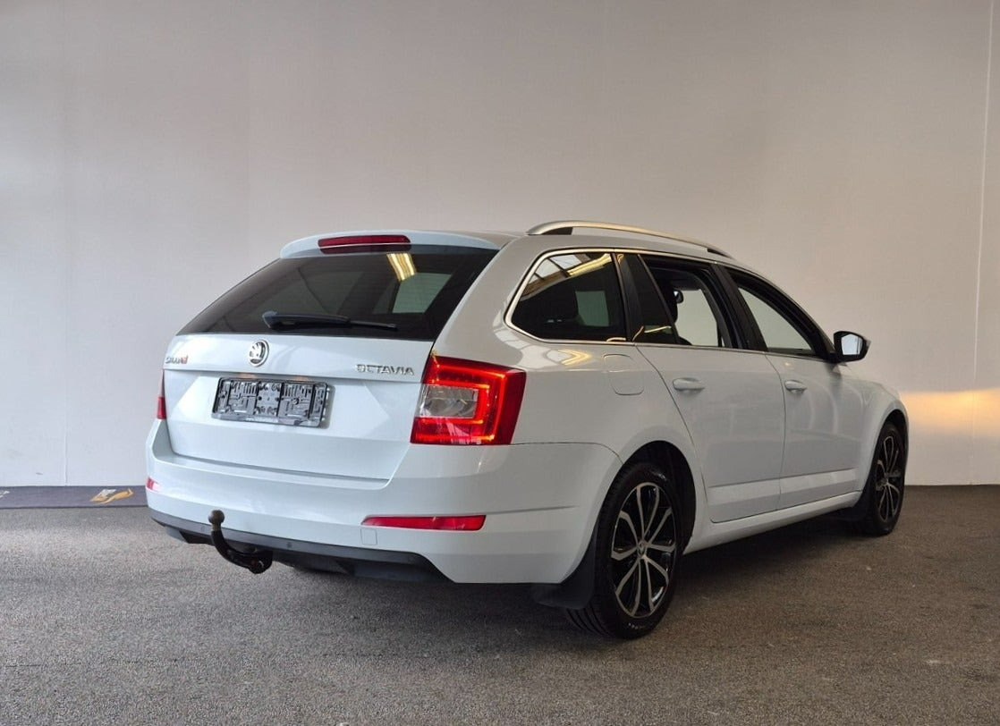 Hvid Skoda Octavia fra 2015