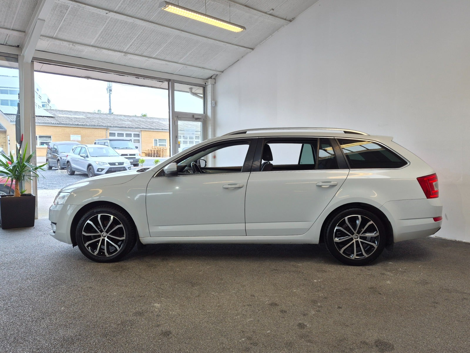 Hvid Skoda Octavia fra 2015