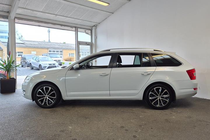 Hvid Skoda Octavia fra 2015
