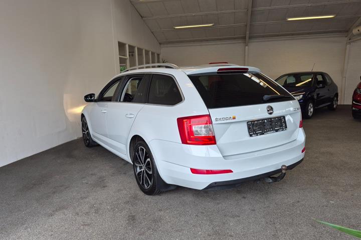 Hvid Skoda Octavia fra 2015