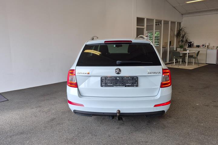 Hvid Skoda Octavia fra 2015