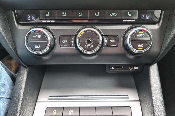 Hvid Skoda Octavia fra 2015