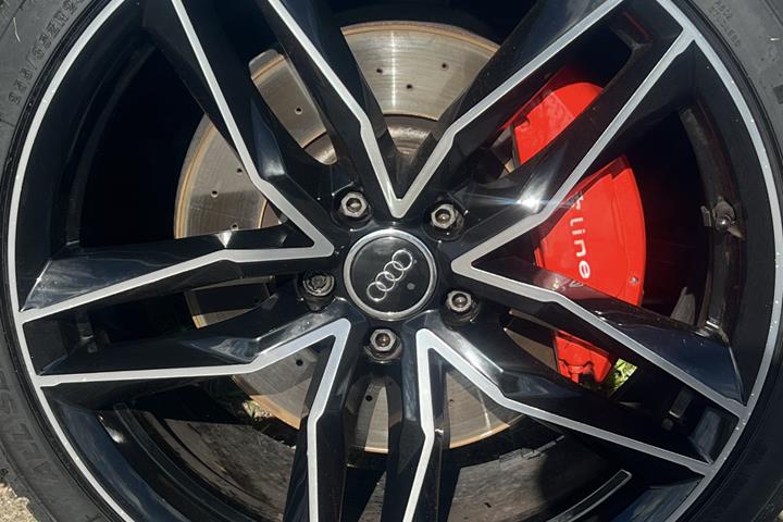 Grå Audi A6 fra 2016