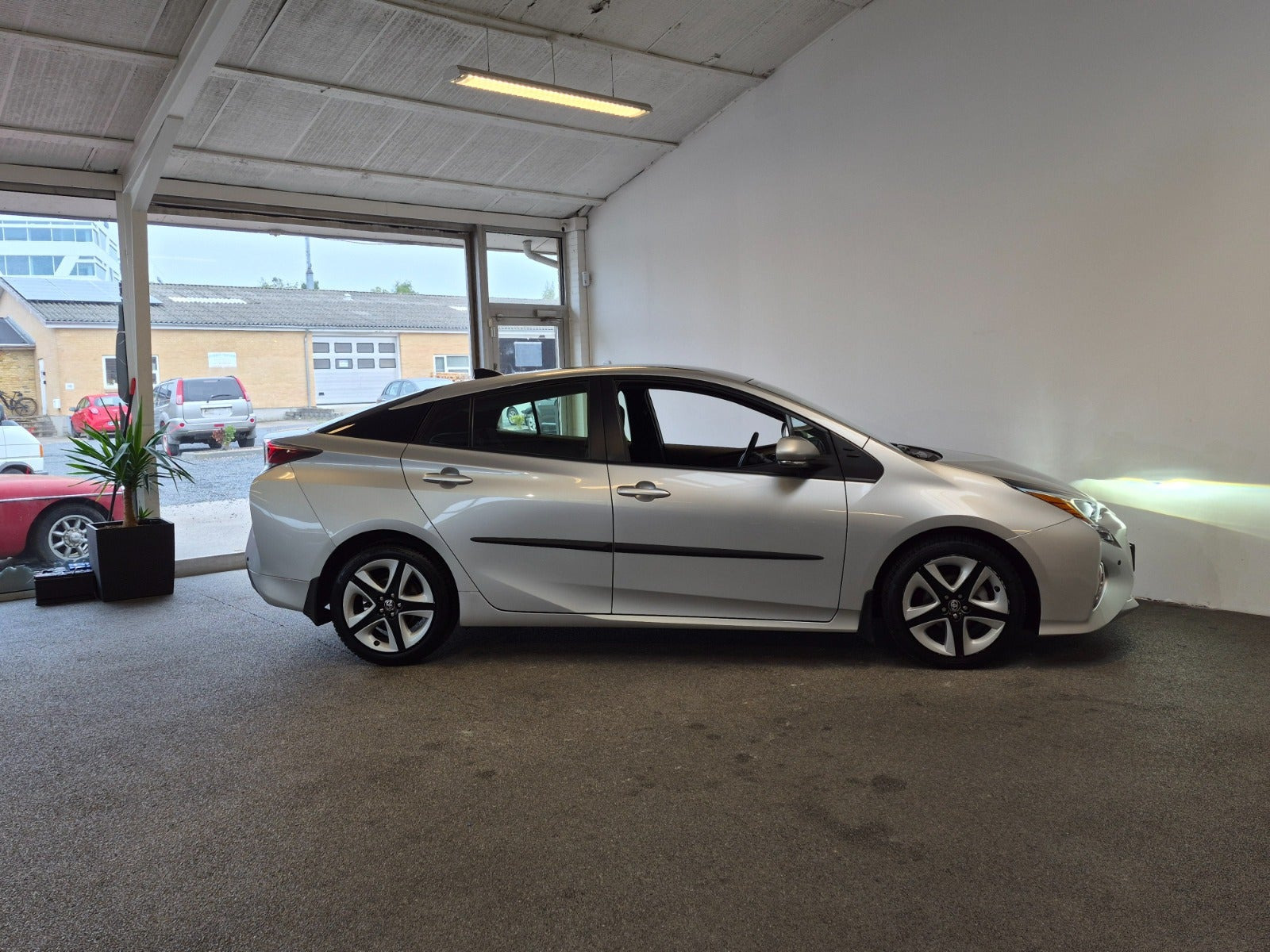 Sølv Toyota Prius fra 2017