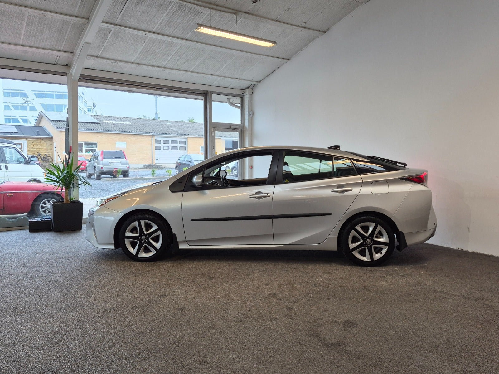 Sølv Toyota Prius fra 2017
