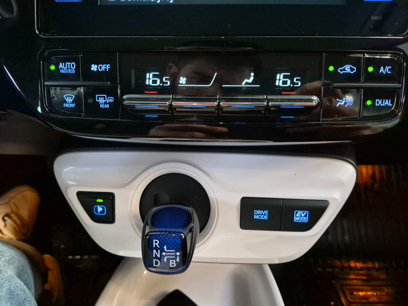 Sølv Toyota Prius fra 2017