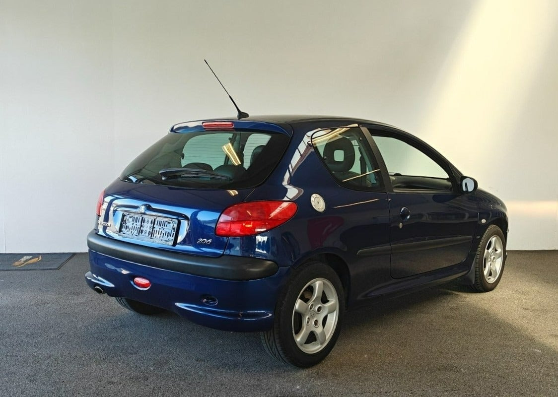 Blå Peugeot 206 fra 2004