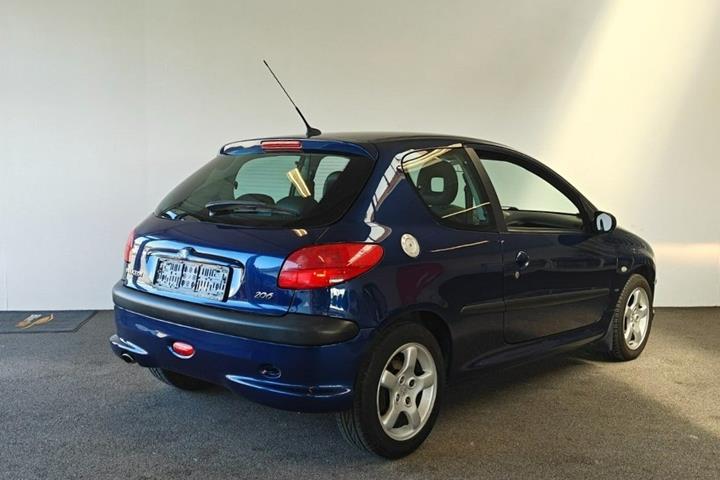 Blå Peugeot 206 fra 2004