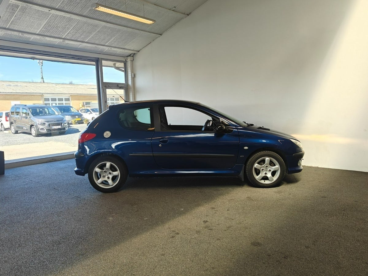 Blå Peugeot 206 fra 2004