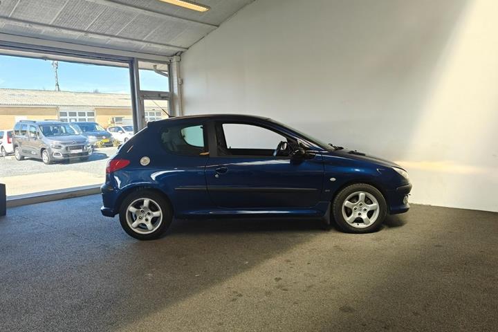 Blå Peugeot 206 fra 2004