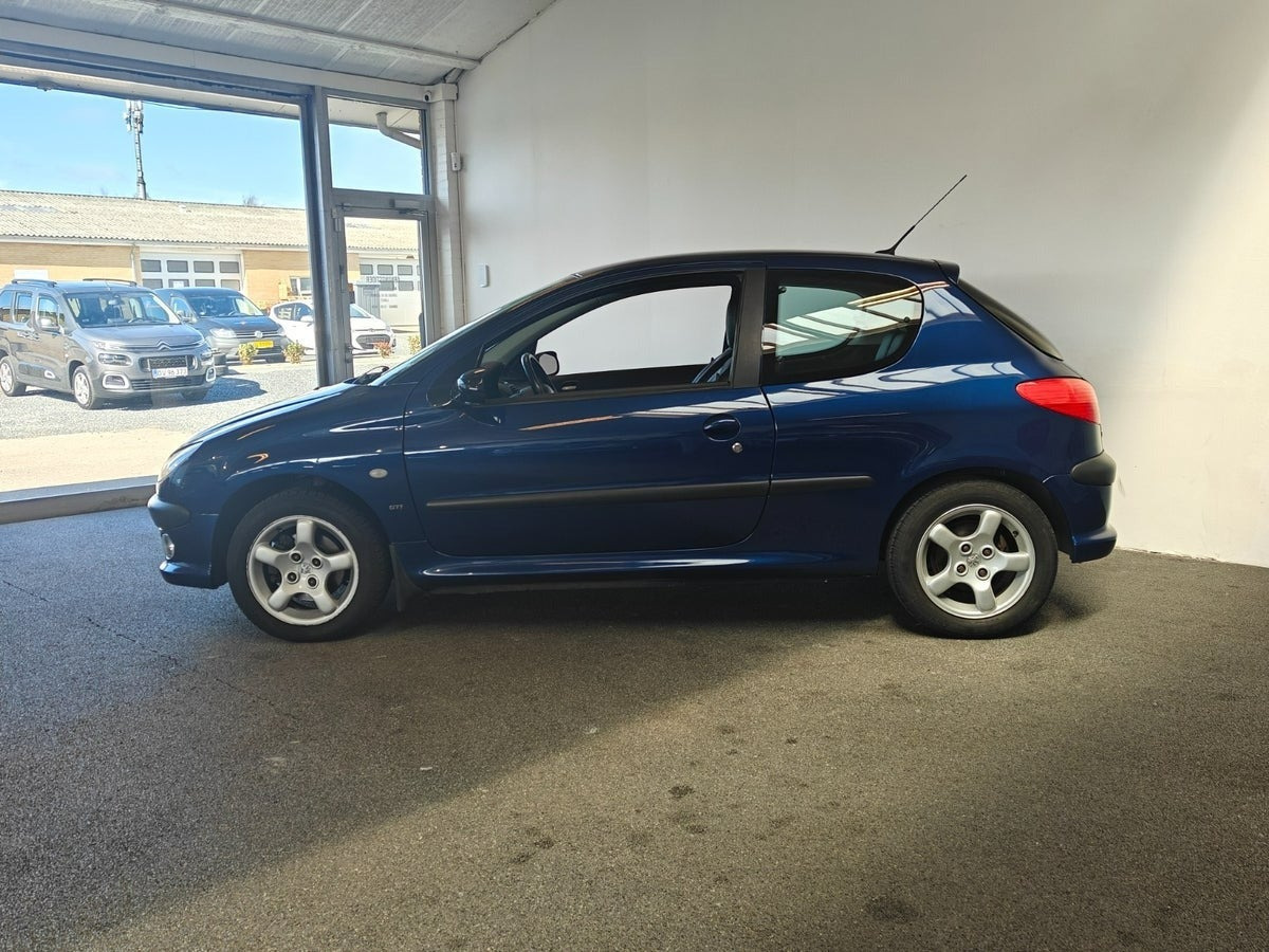 Blå Peugeot 206 fra 2004
