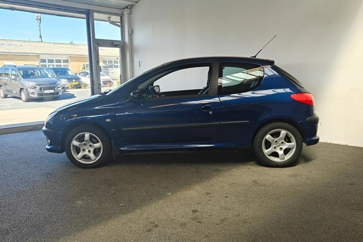Blå Peugeot 206 fra 2004