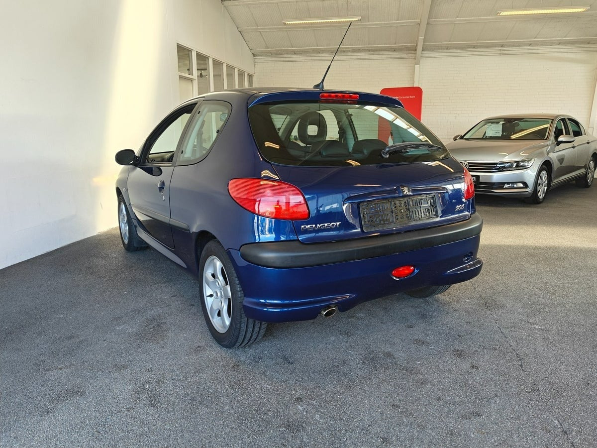 Blå Peugeot 206 fra 2004