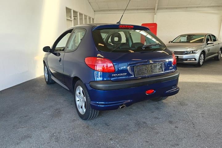 Blå Peugeot 206 fra 2004