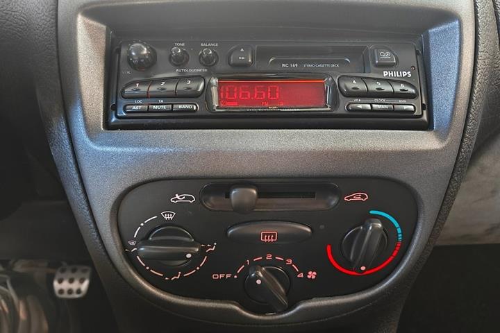 Blå Peugeot 206 fra 2004