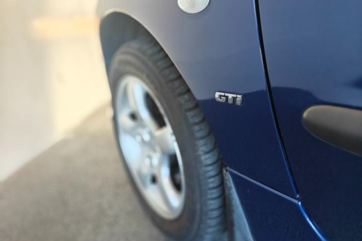 Blå Peugeot 206 fra 2004