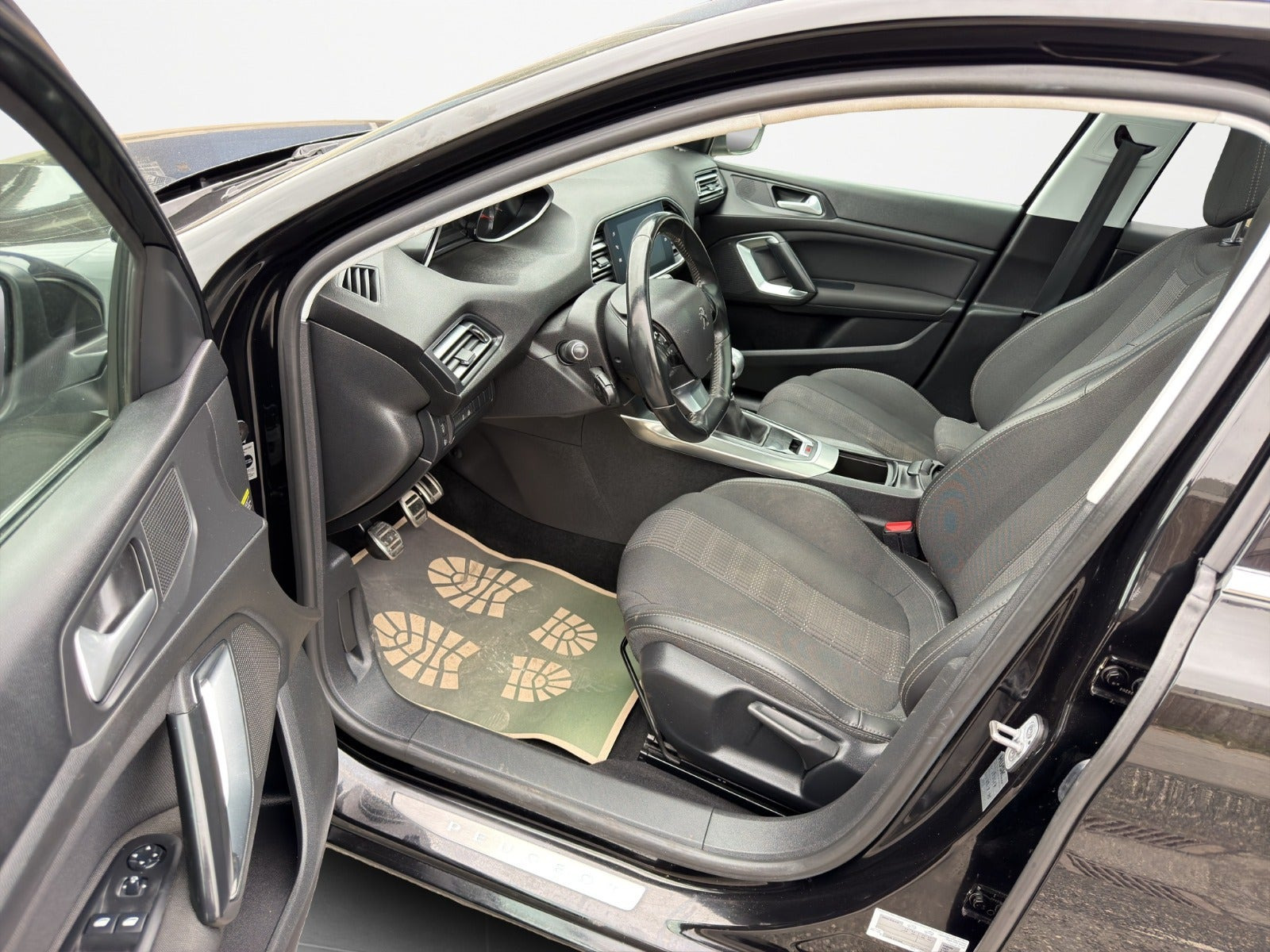 Sort Peugeot 308 fra 2019