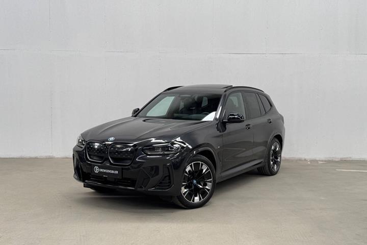 Grå BMW iX3 fra 2023 set udefra