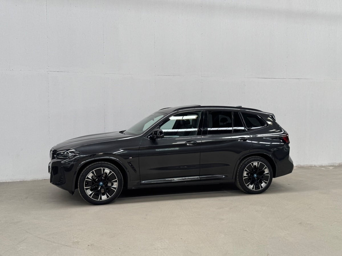 Grå BMW iX3 fra 2023