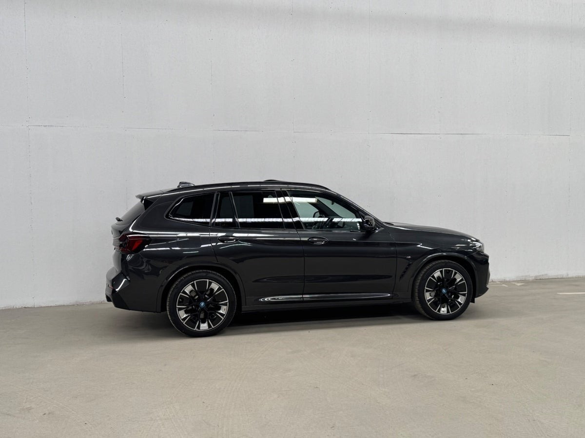 Grå BMW iX3 fra 2023