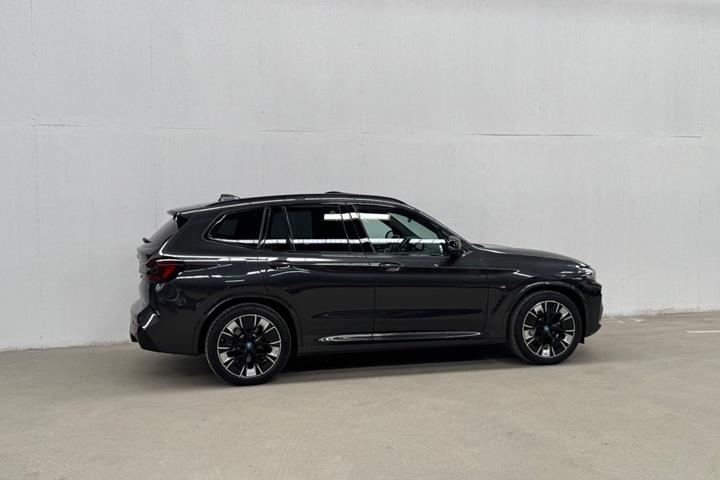 Grå BMW iX3 fra 2023