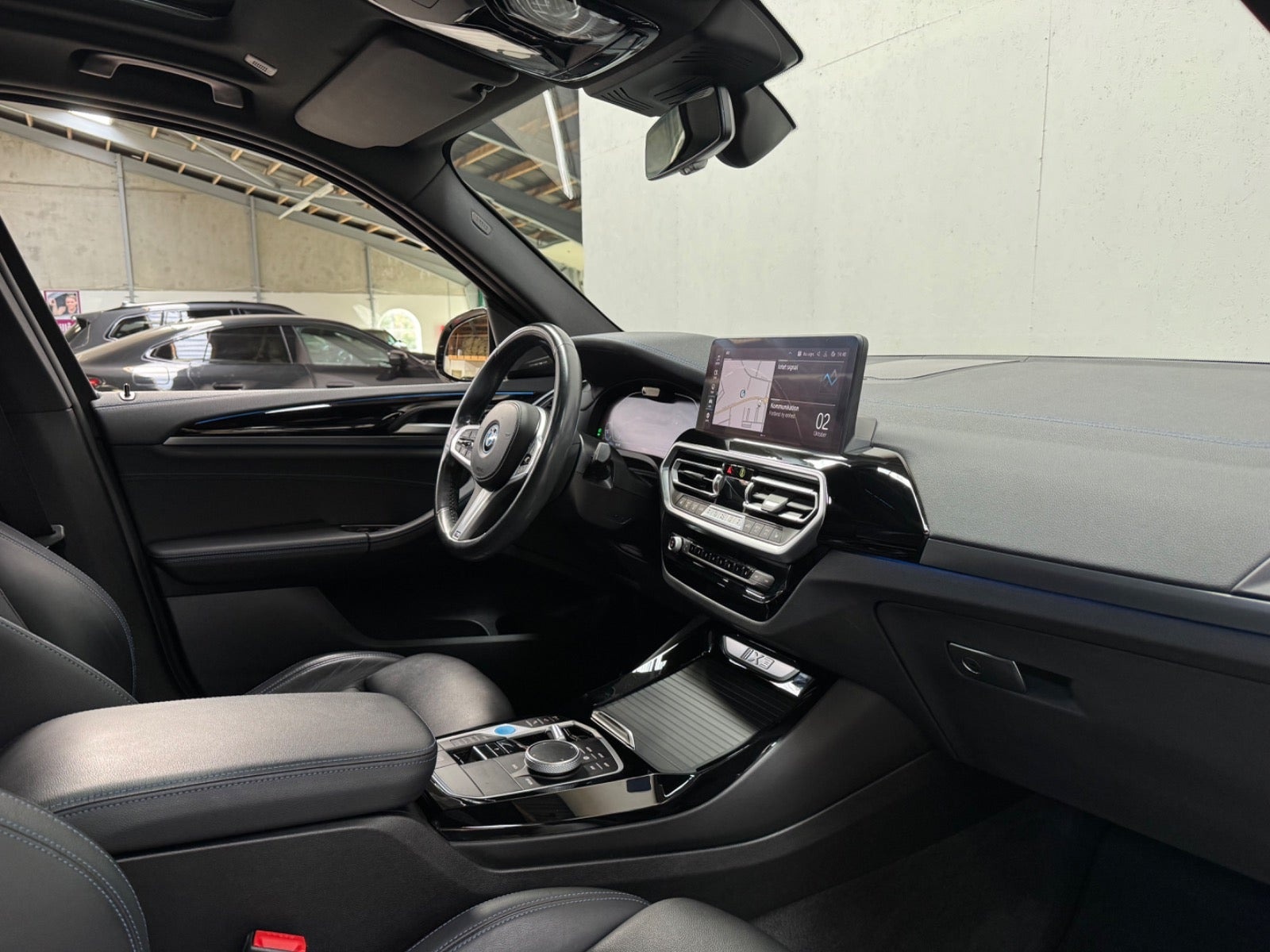 Grå BMW iX3 fra 2023