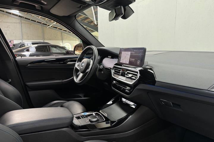 Grå BMW iX3 fra 2023