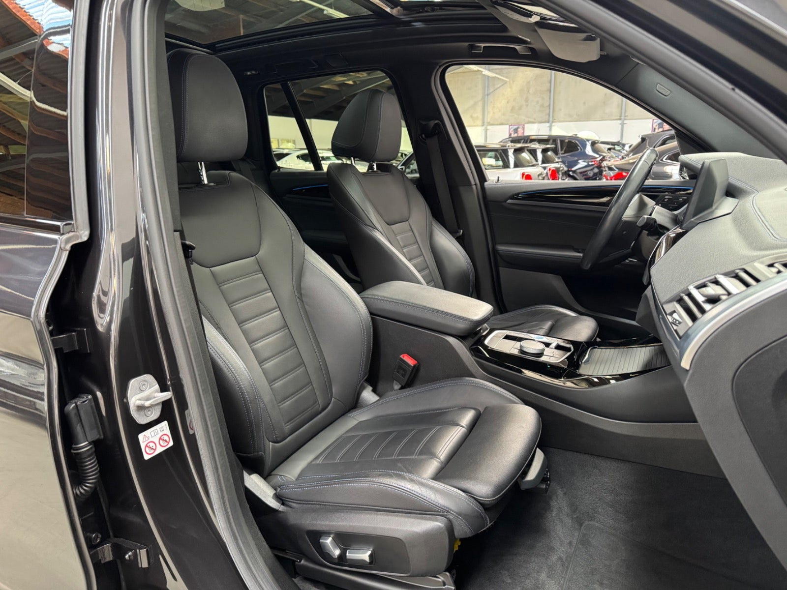 Grå BMW iX3 fra 2023