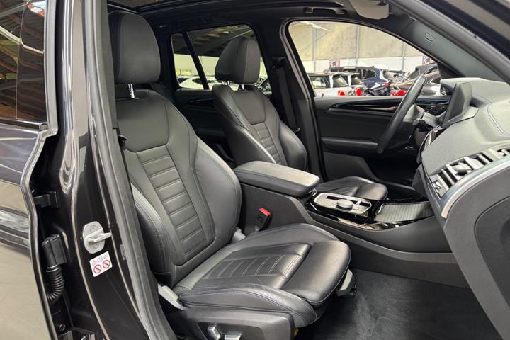 Grå BMW iX3 fra 2023