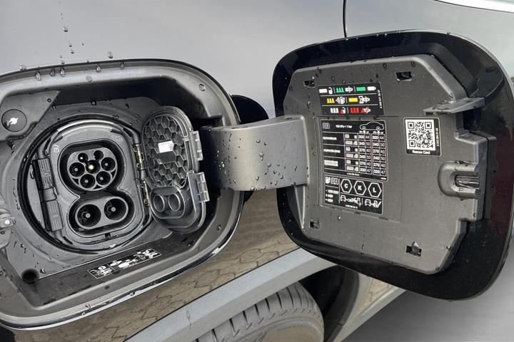 Sort Mercedes EQA250 fra 2022