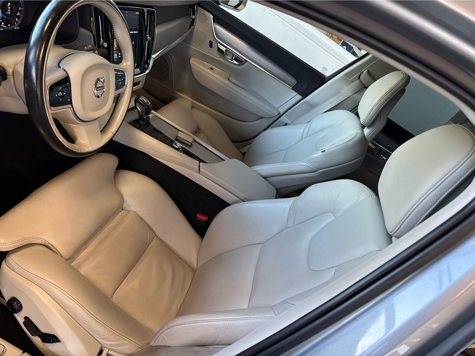 Sølv Volvo V90 fra 2018