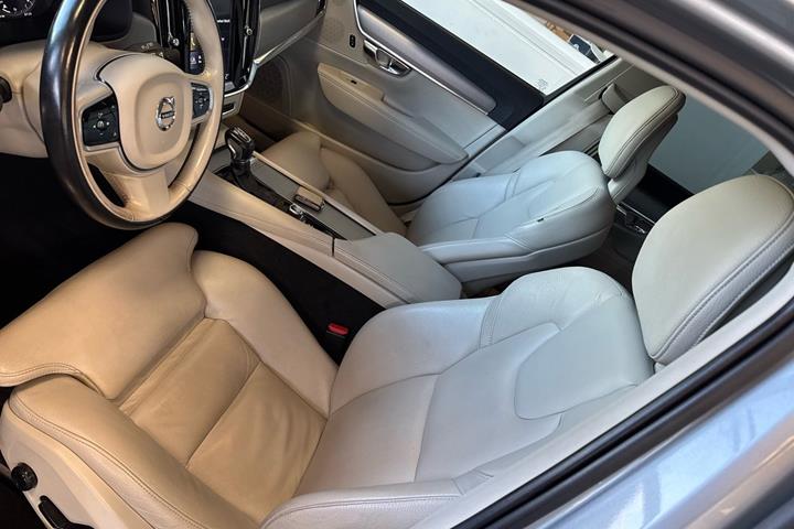 Sølv Volvo V90 fra 2018