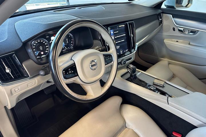 Sølv Volvo V90 fra 2018