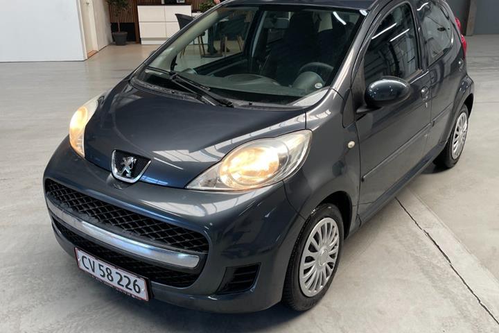 Grå Peugeot 107 fra 2010