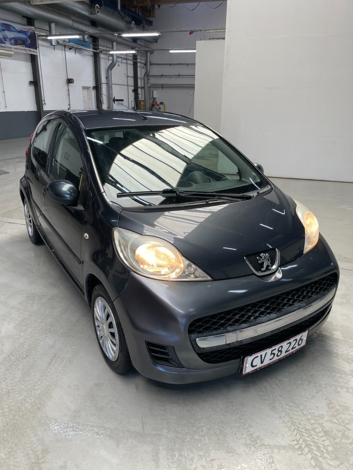 Grå Peugeot 107 fra 2010