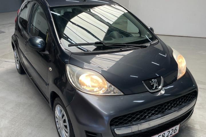 Grå Peugeot 107 fra 2010