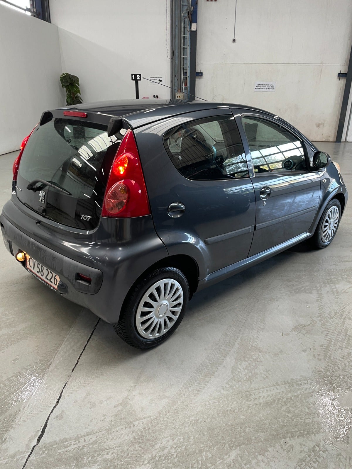 Grå Peugeot 107 fra 2010