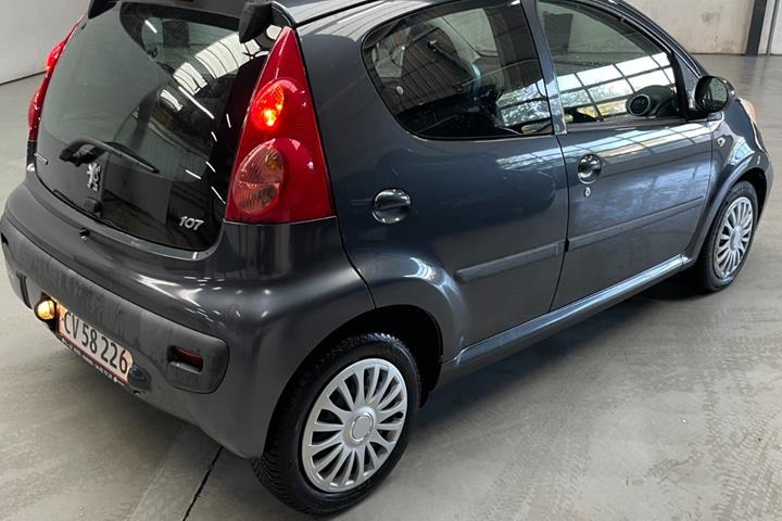 Grå Peugeot 107 fra 2010