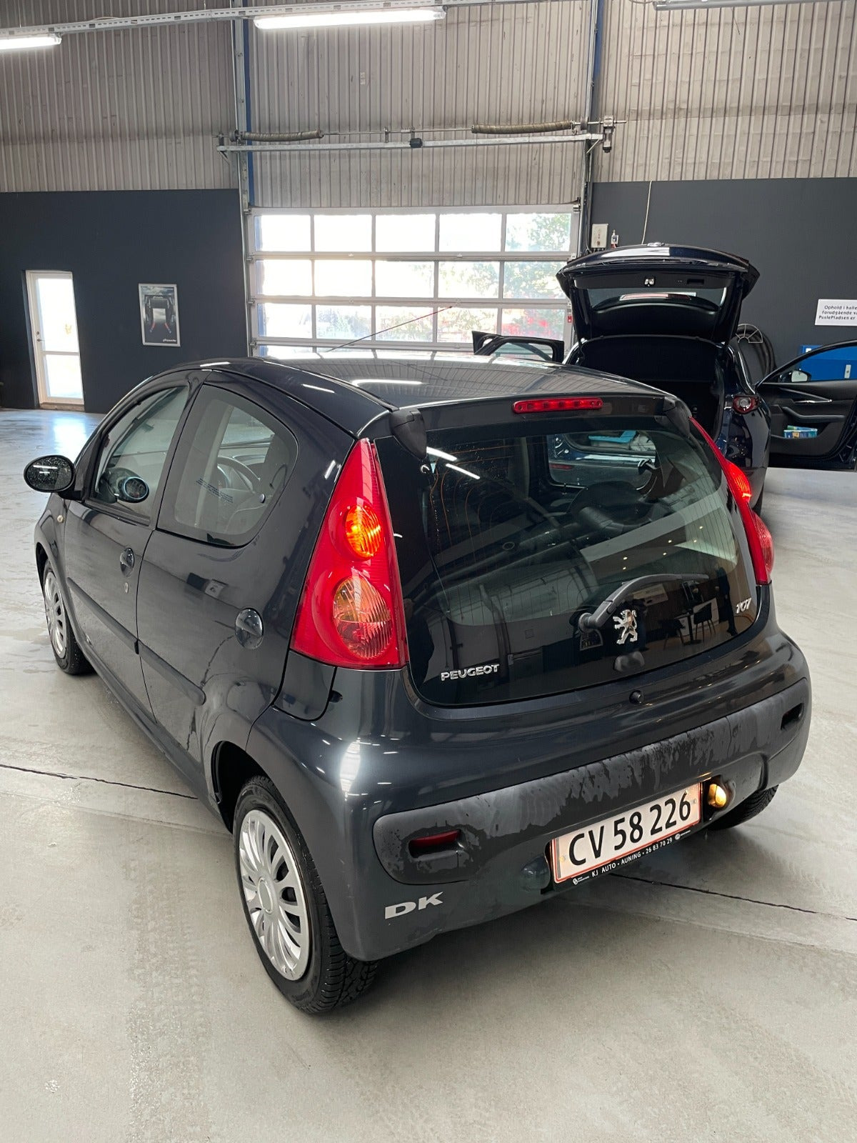 Grå Peugeot 107 fra 2010